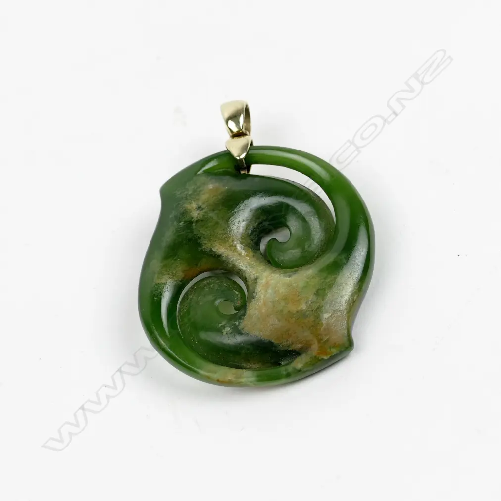 A contemporary gold and pounamu pendant Image 1++