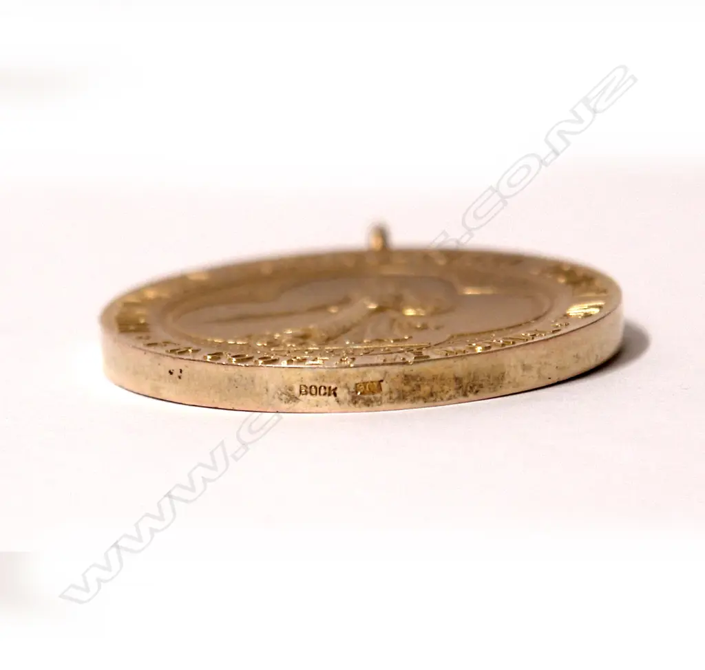 A historic 1927 large and heavy 9ct. gilded rose gold medallion awarded by the 'Hutt Valley Horticultural Society Inc.' Image 1++