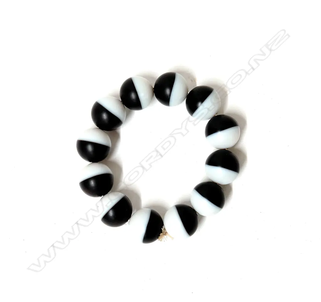 A striking banded agate large bead bracelet Image 1++