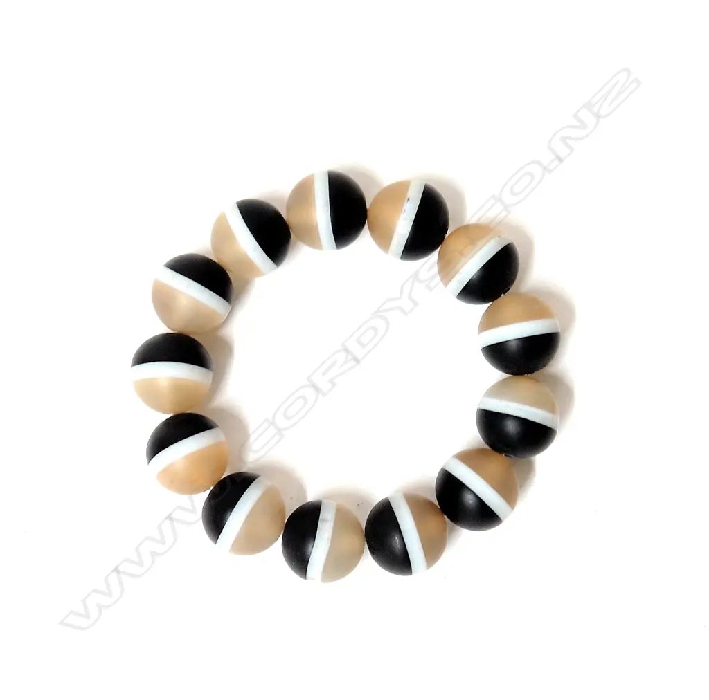A banded agate bead bracelet Image 1++