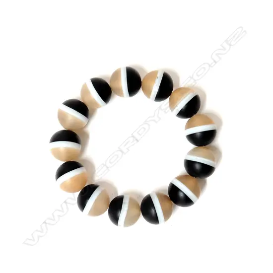 A banded agate bead bracelet