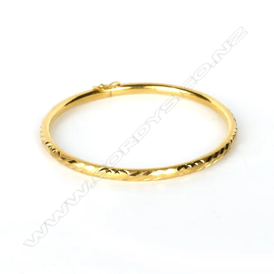 A 20ct. gold bangle Image 1++