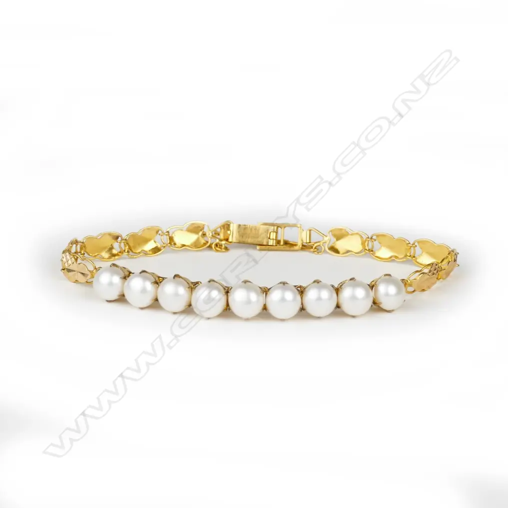 A 20ct gold and pearl bracelet Image 1++