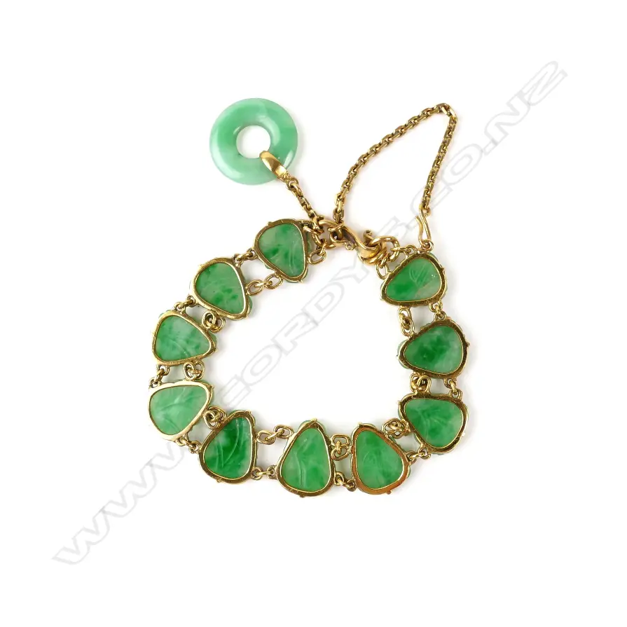 A 22ct. gold and jade bracelet Image 1++