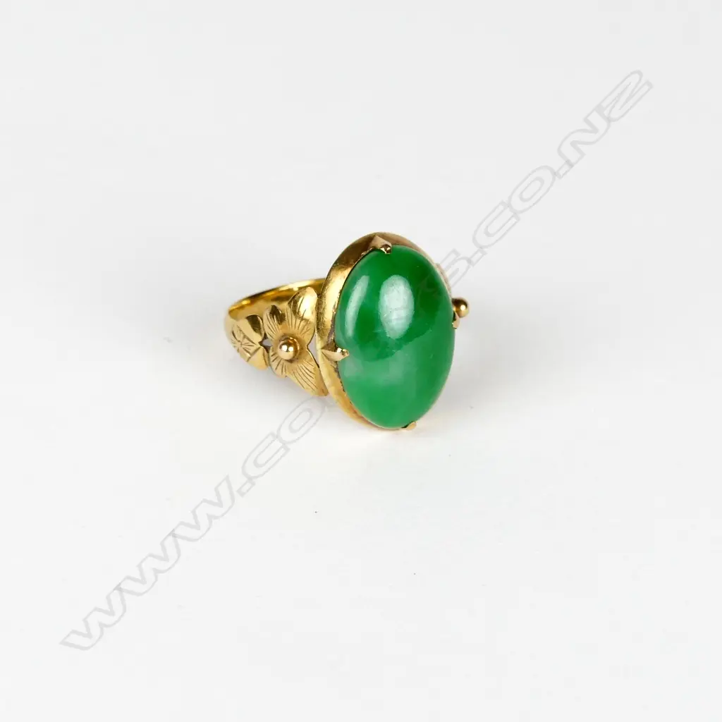A 22ct. gold and jade ring Image 1++