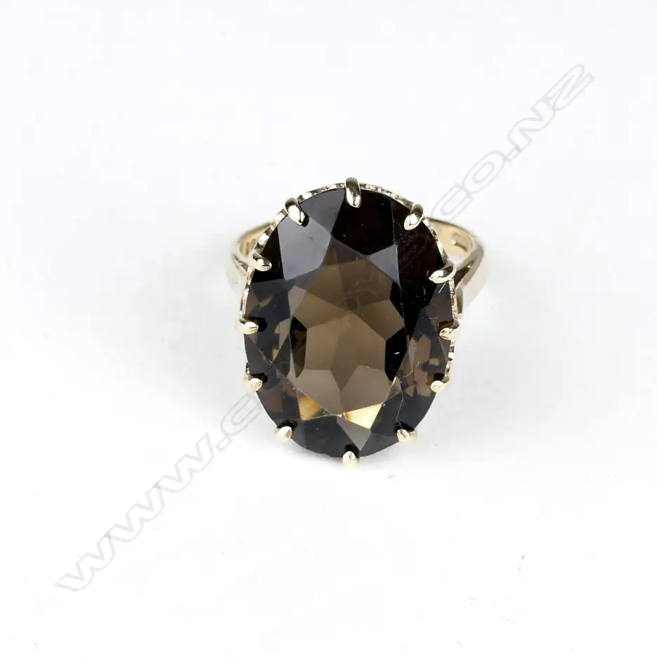 A retro 9ct. gold smoky quartz cocktail ring Image 1++