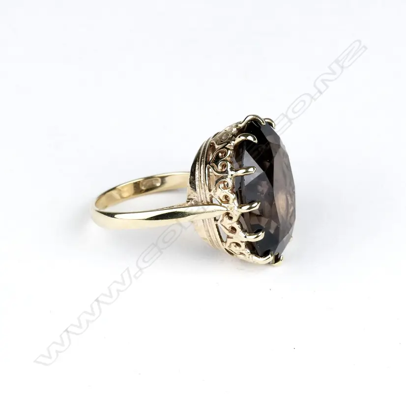 A retro 9ct. gold smoky quartz cocktail ring Image 1++
