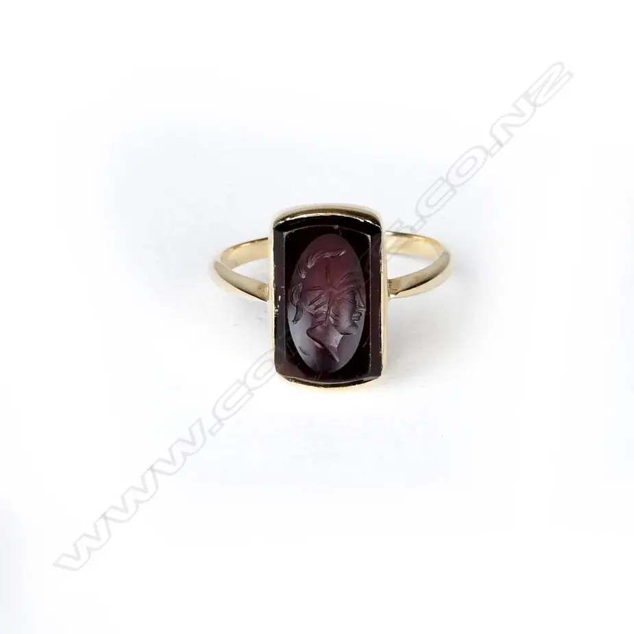 An 18ct. yellow gold and intaglio cut panelled ring Image 1++