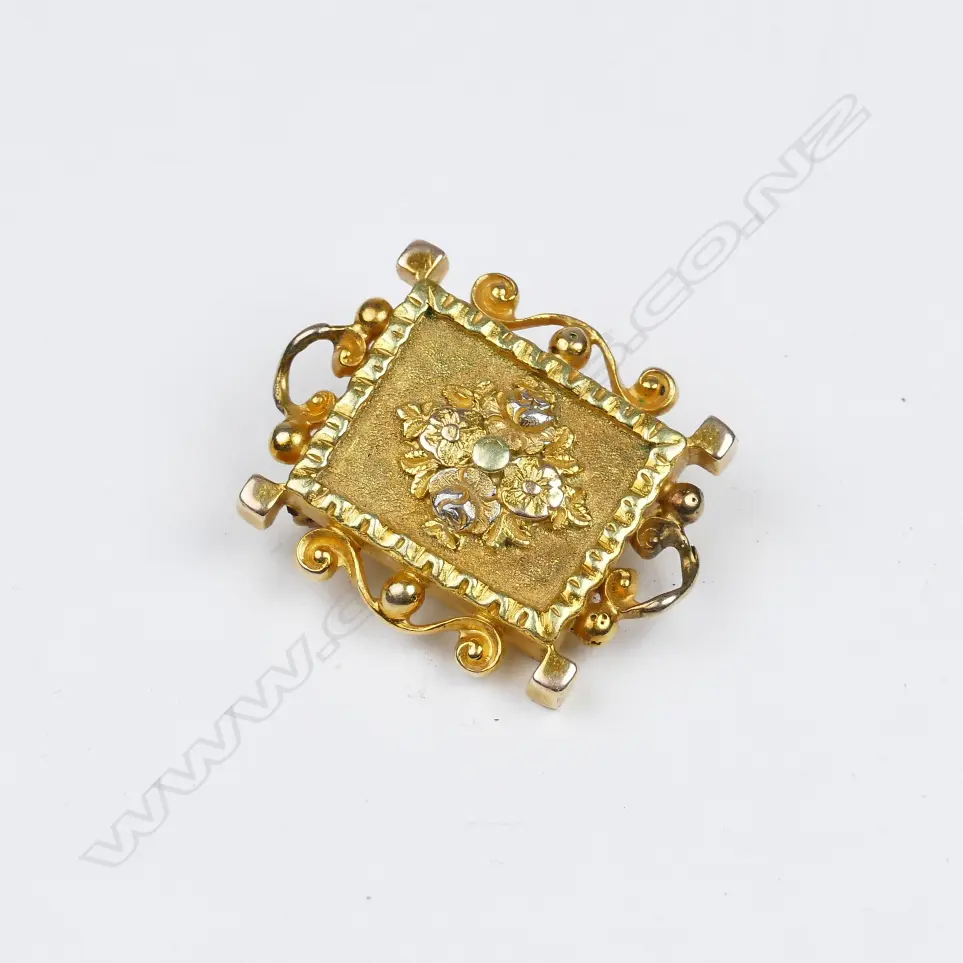 An 18ct. gold brooch Image 1++