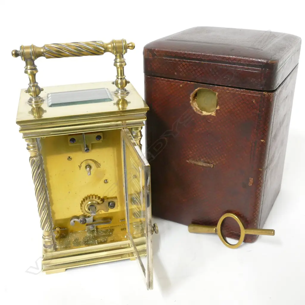A decorative brass cased carriage clock Image 1++