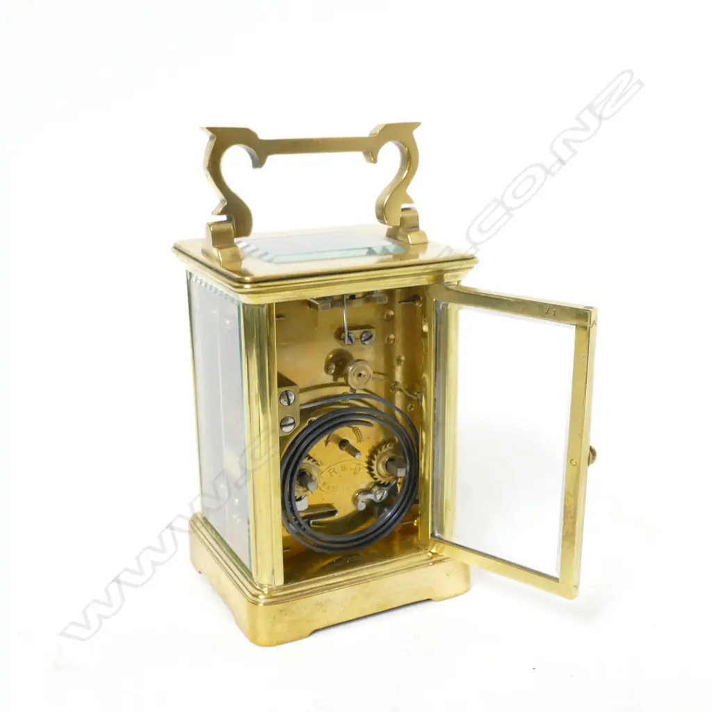 A French brass corniche cased carriage clock by Richard & Cie. Paris Image 1++