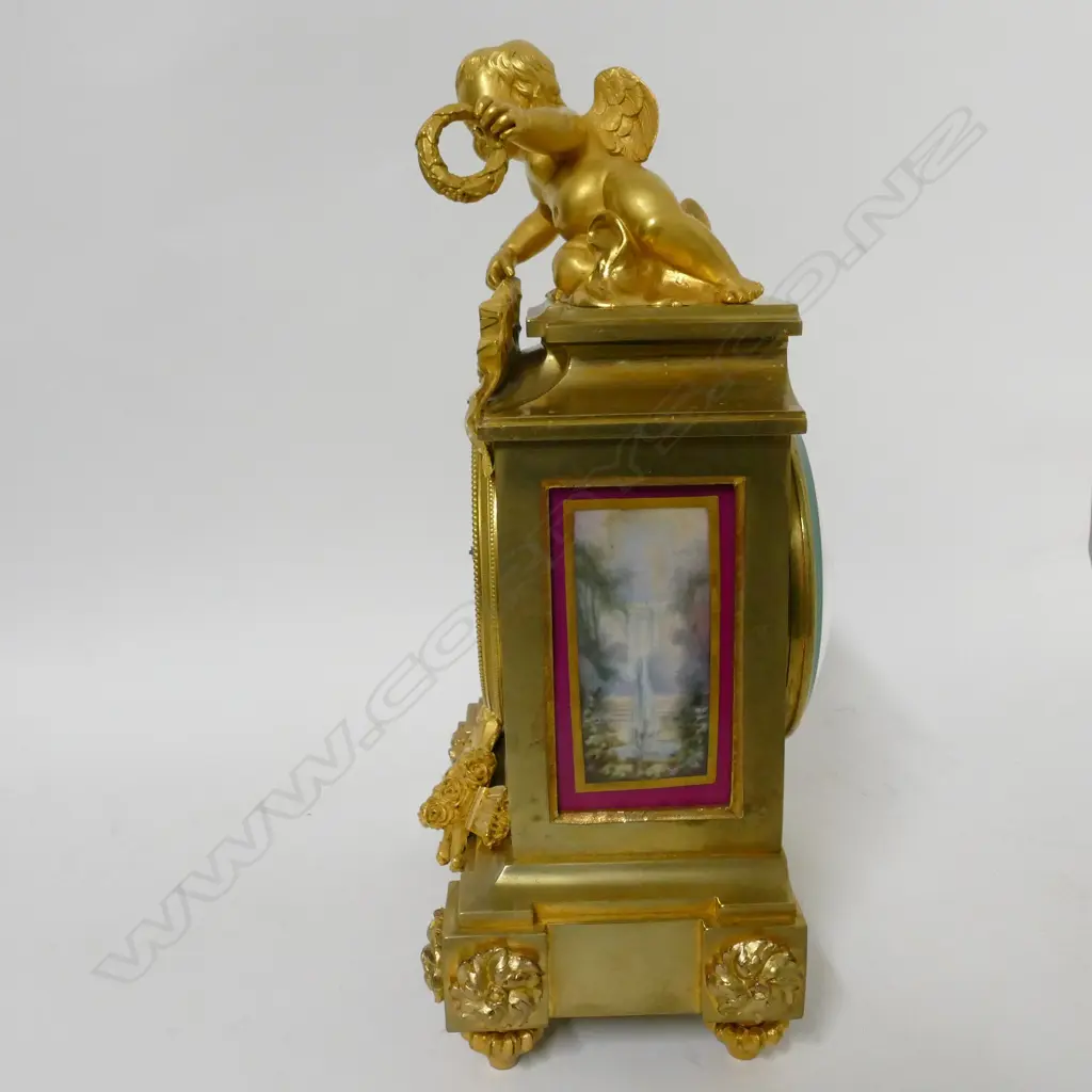A French 19thC ormolu and polished bronze cased mantel clock Image 1++