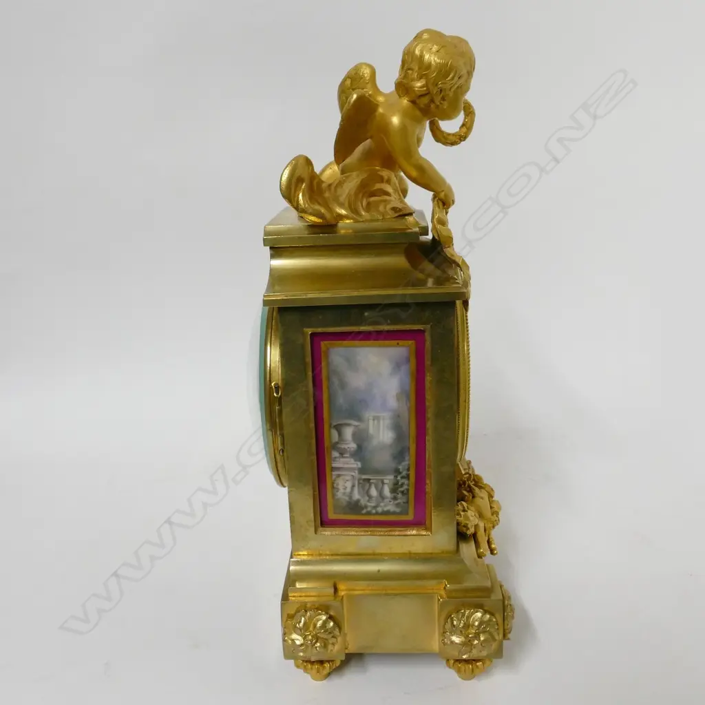 A French 19thC ormolu and polished bronze cased mantel clock Image 1++