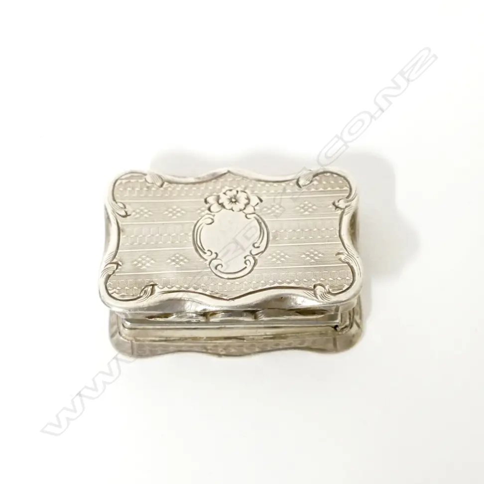 A tiny Victorian engraved silver vinaigrette Image 1++