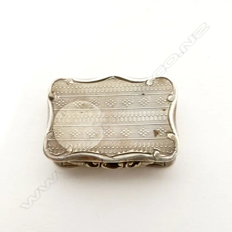 A tiny Victorian engraved silver vinaigrette Image 1++