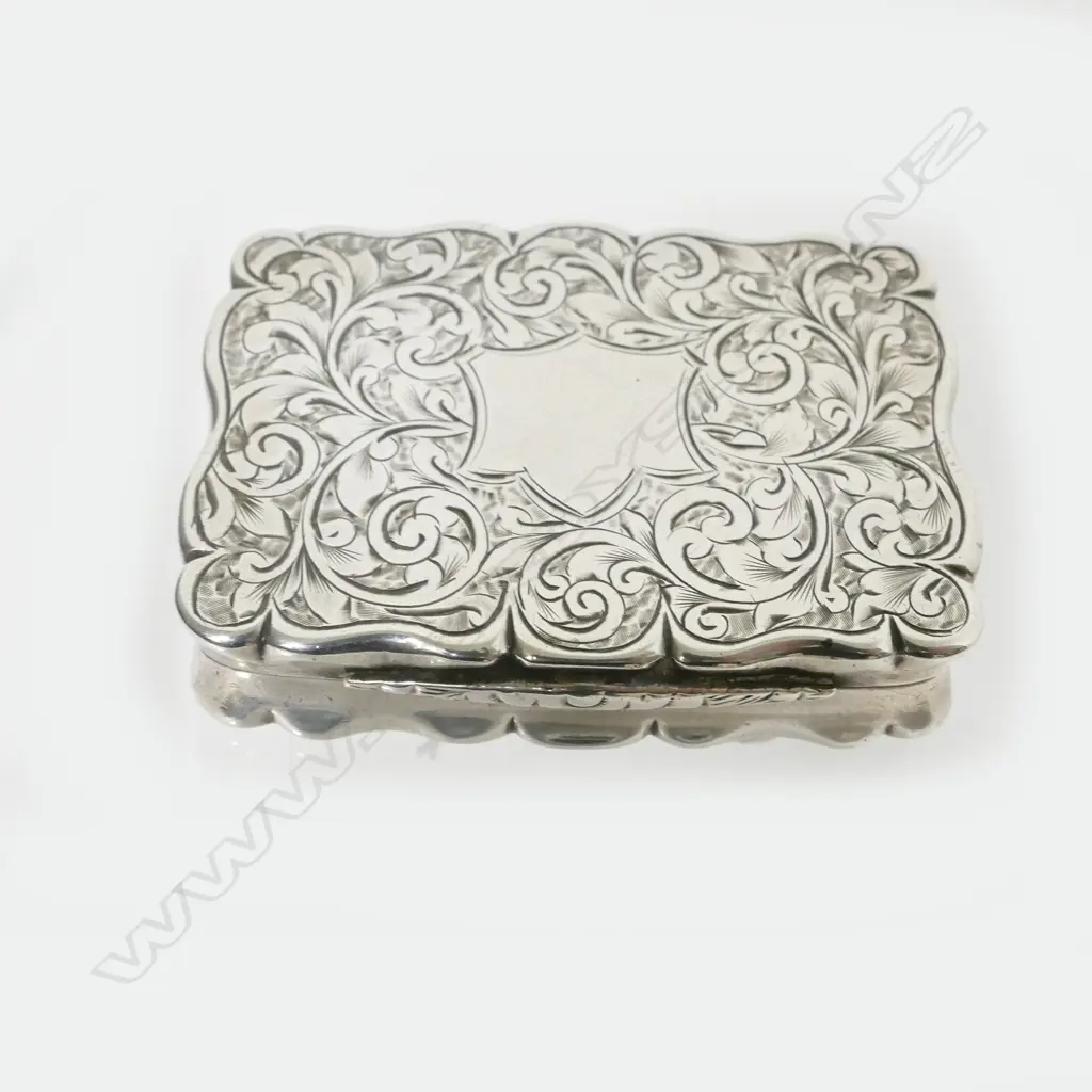 A Victorian silver snuff box Image 1++