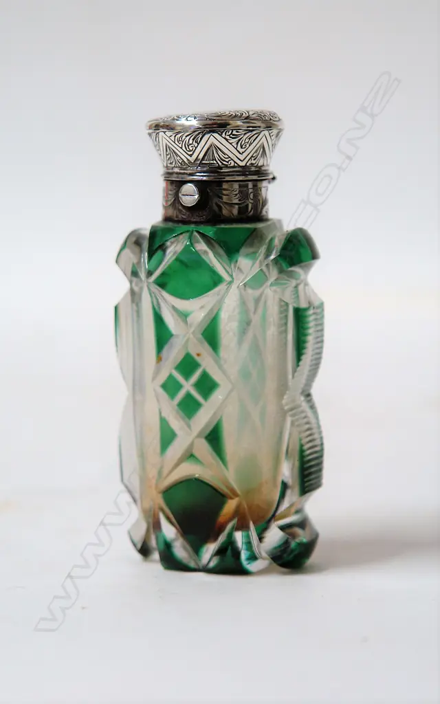 A Victorian silver topped green flashed cut glass scent bottle Image 1++