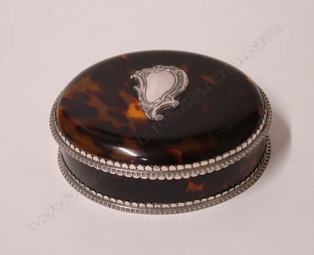 A Victorian silver and tortoise shell oval vanity box Image 1++