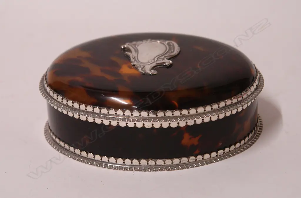A Victorian silver and tortoise shell oval vanity box Image 1++