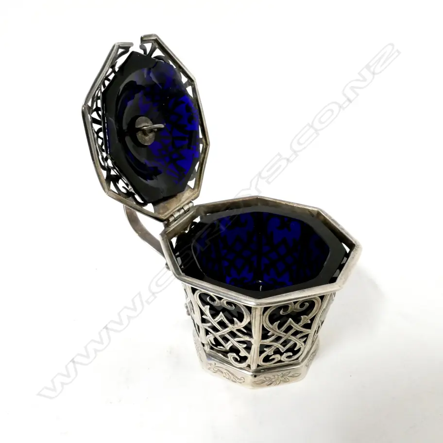 A good Victorian silver octagonal mustard pot Image 1++