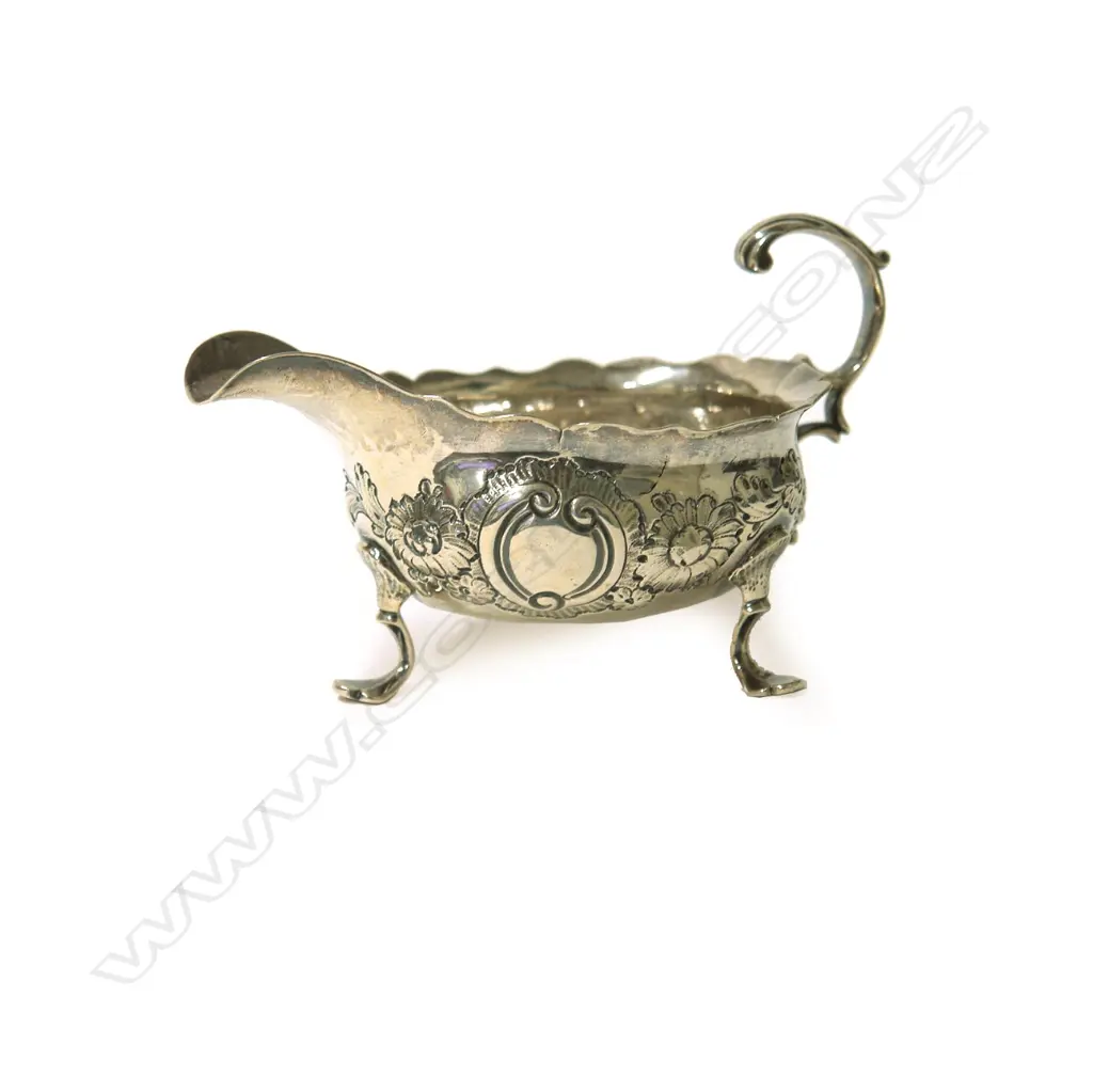 A small George III tripod silver sauce boat Image 1++
