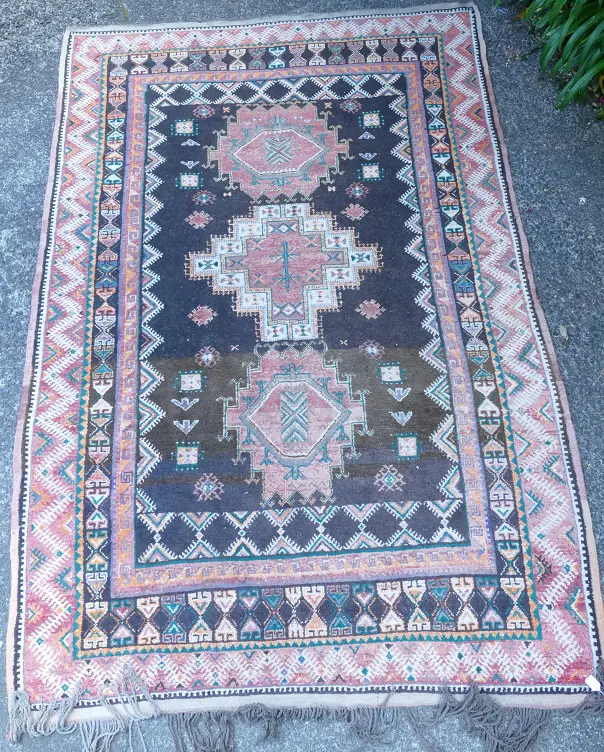 A Persian hand knotted wool on cotton rug Image 1++