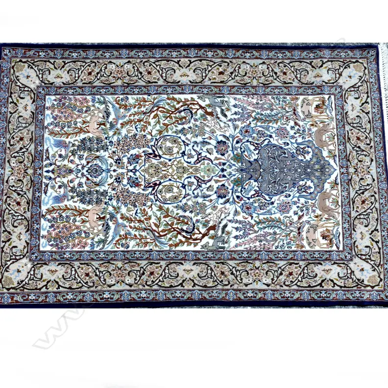 A fine quality finely knotted Persian Isfahan rug Image 1++