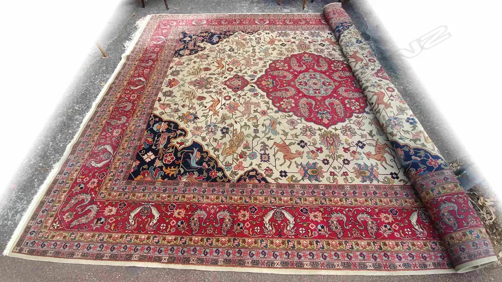 A large old hand knotted Persian Heriz hunting carpet Image 1++