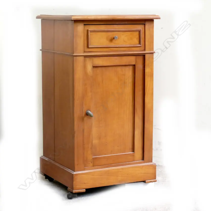 A Victorian mahogany bedside cabinet Image 1++
