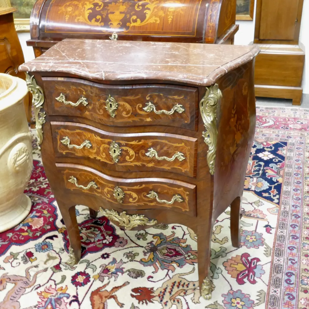 A French inlaid bombe commode Image 1++