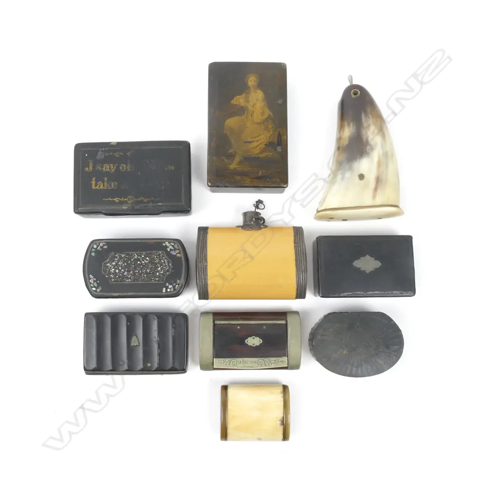 A collection of 10 small antique boxes Image 1++
