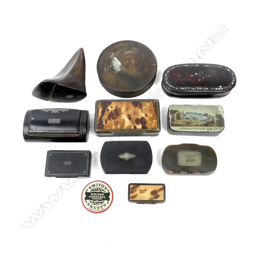 A collection of 11 small antique boxes Image 1++
