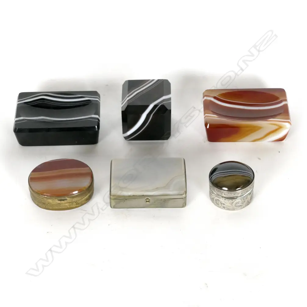 A collection of six banded agate items Image 1++