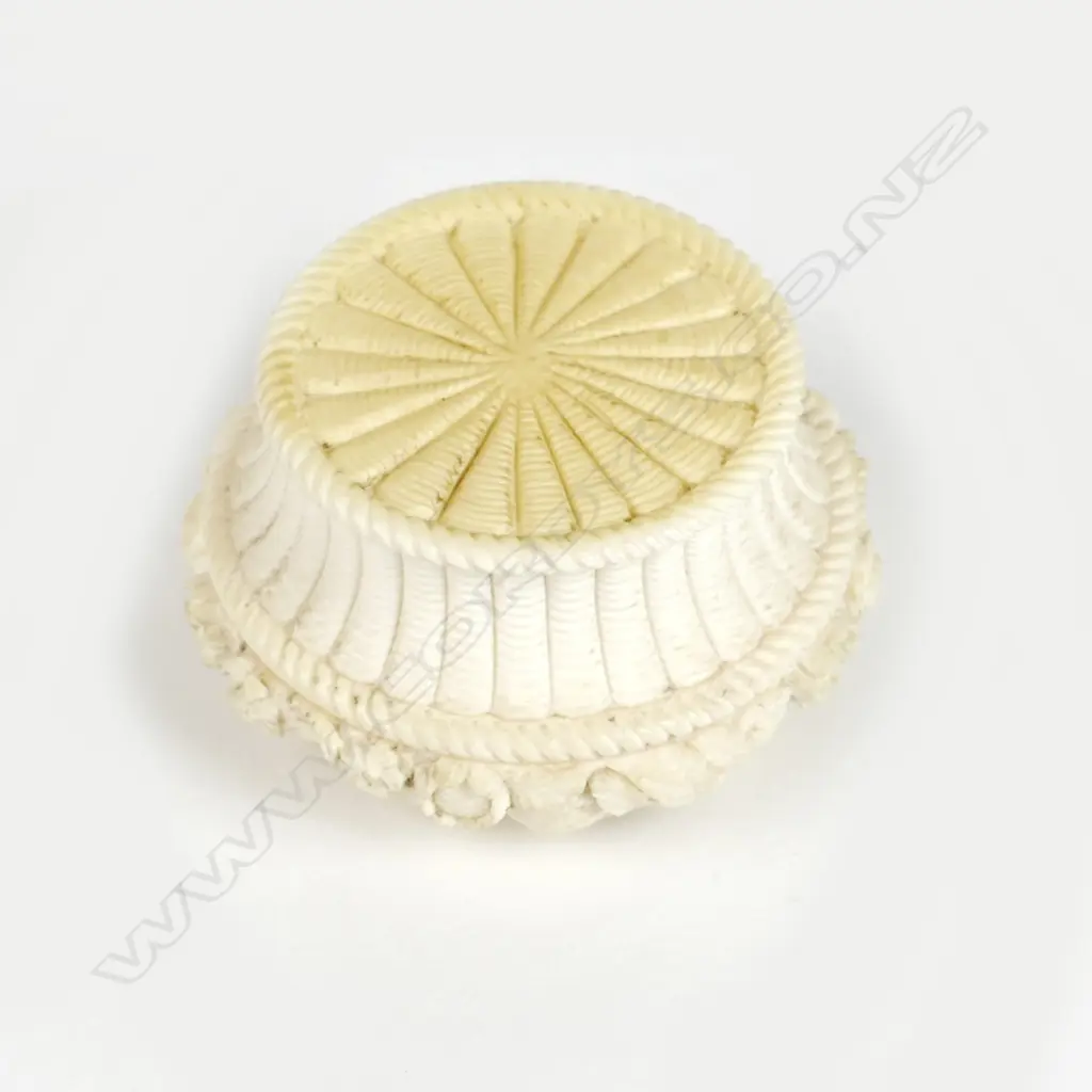 A small carved ivory lidded basket Image 1++