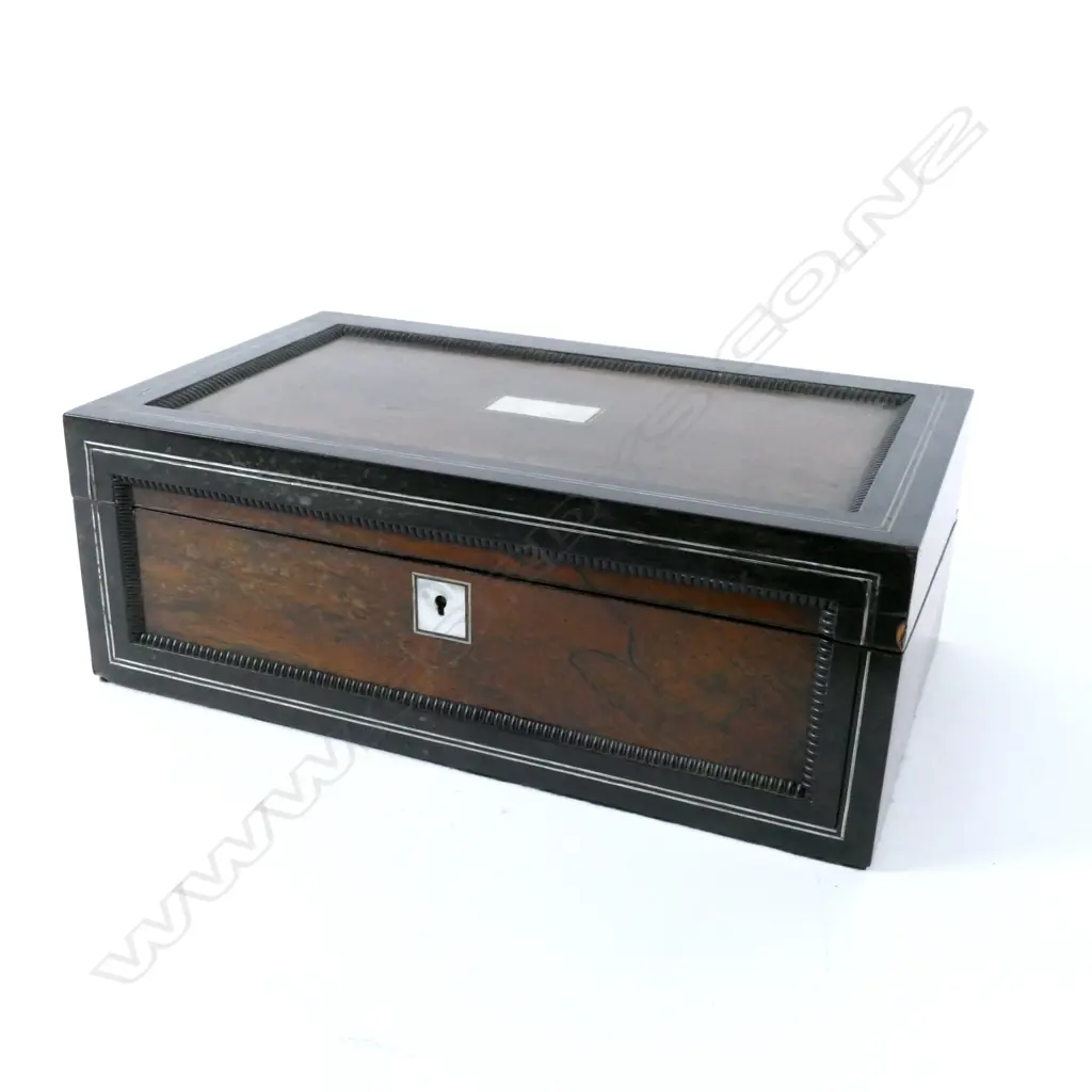A good quality early 19thC English rosewood writing box Image 1++