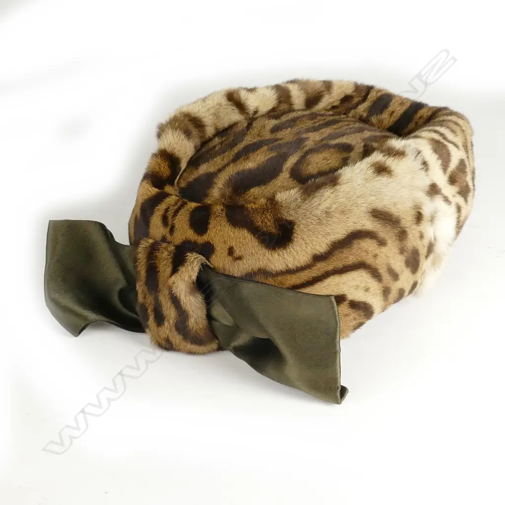 An ocelot fur jacket the sleeves with small cuffs Image 1++