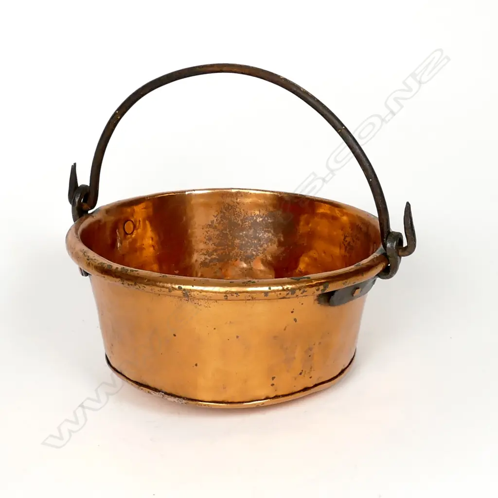 A heavy copper preserve pan Image 1++