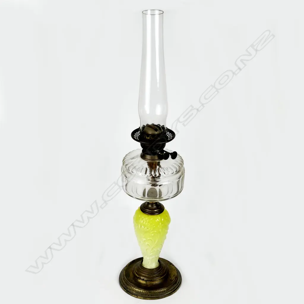 A large Victorian kerosene lamp faceted clear glass reservoir Image 1++