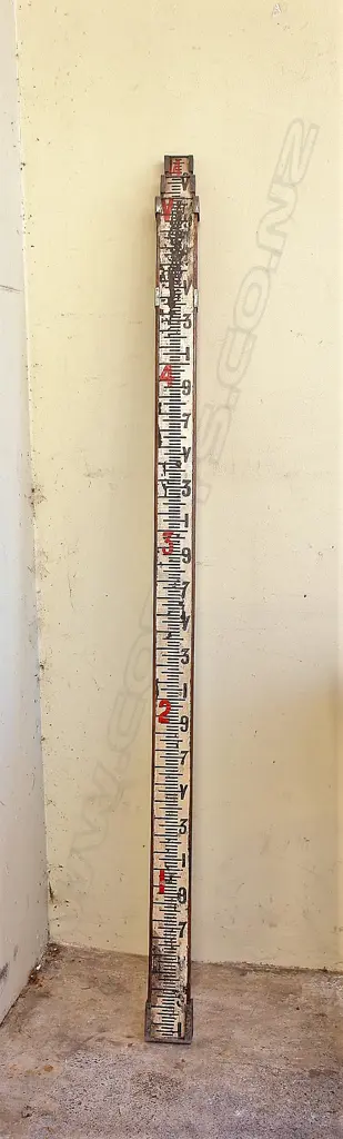 An early 20thC surveyor's staff Image 1++