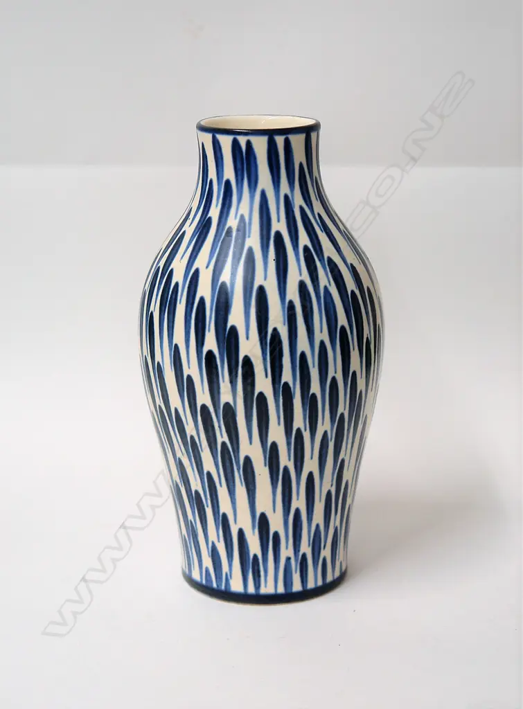 A Crown Lynn Specials Department vase Image 1++