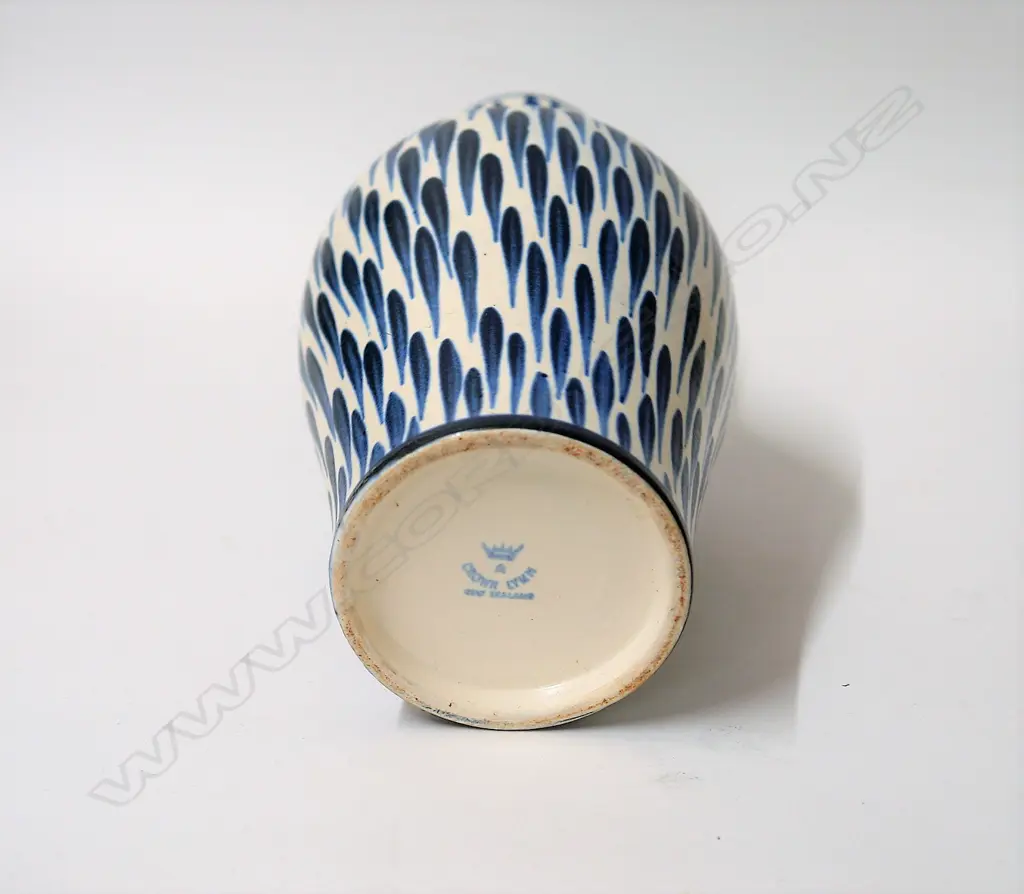 A Crown Lynn Specials Department vase Image 1++