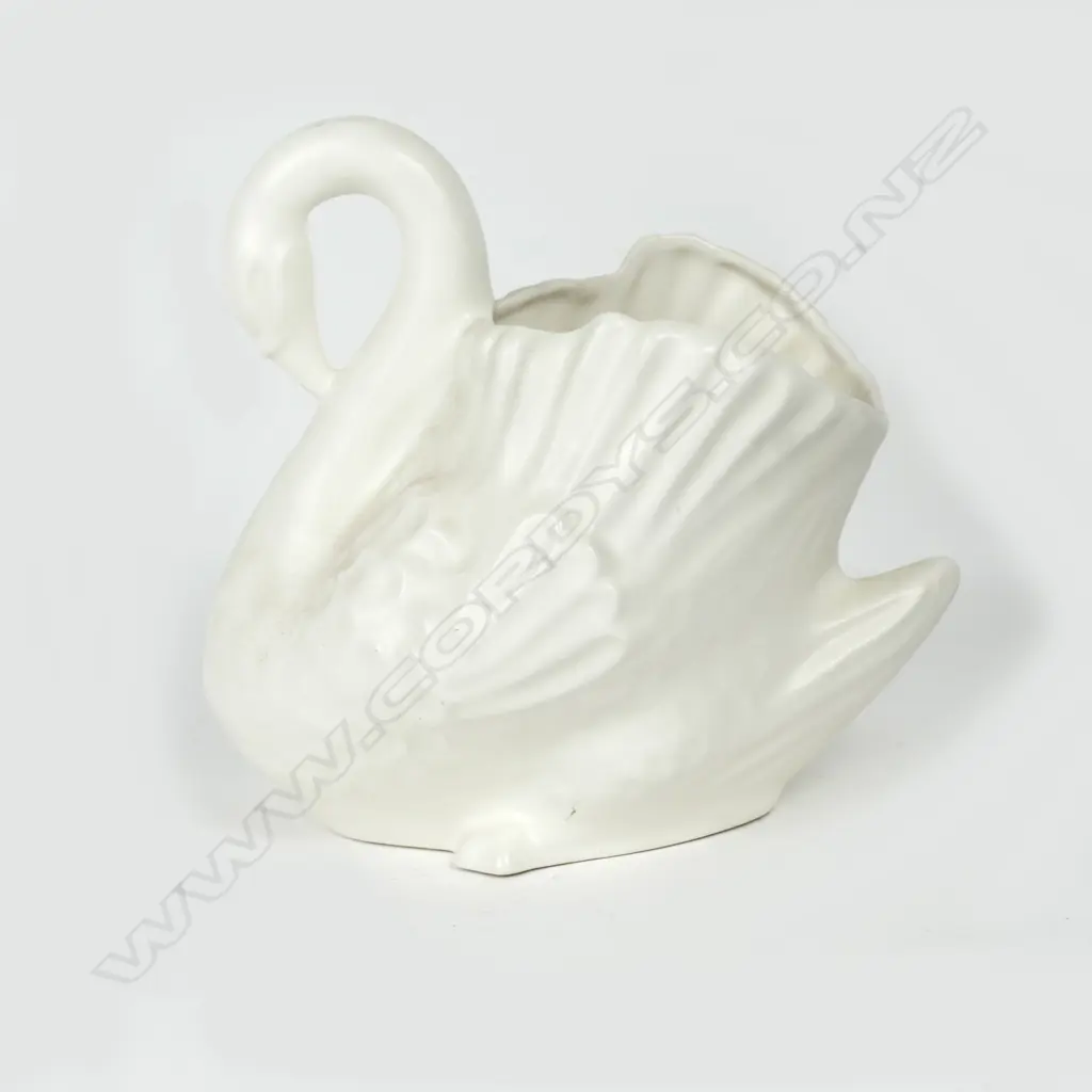 A Crown Lynn large white swan Image 1++