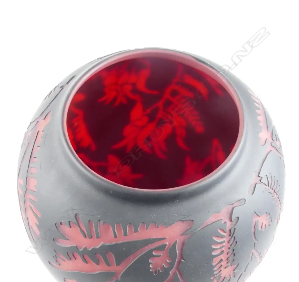 A Garry Nash "Kākābeak/ngutu kākā" pattern glass vase Image 1++