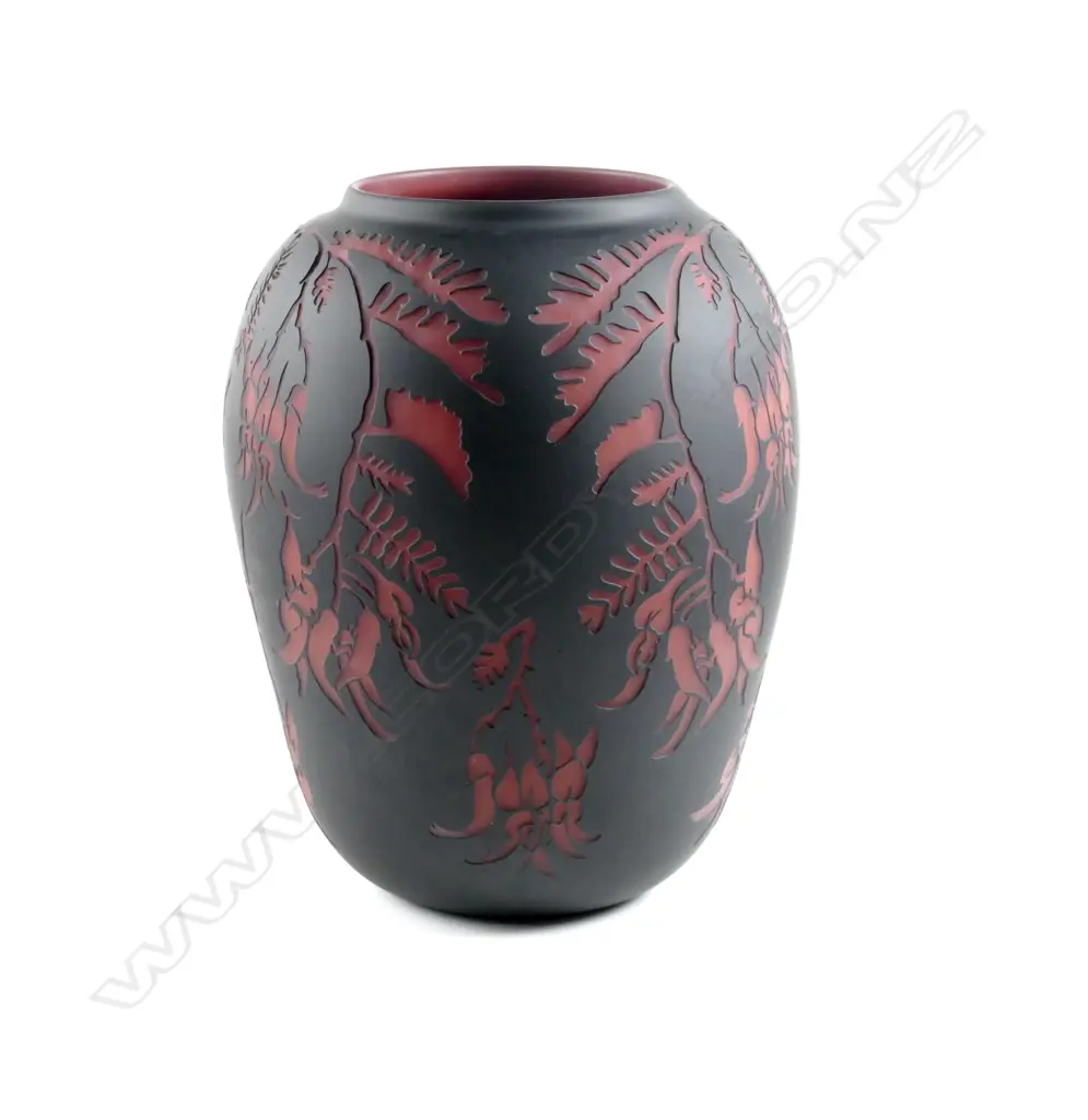 A Garry Nash "Kākābeak/ngutu kākā" pattern glass vase Image 1++