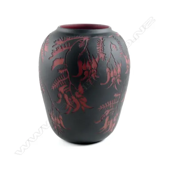 A Garry Nash "Kākābeak/ngutu kākā" pattern glass vase