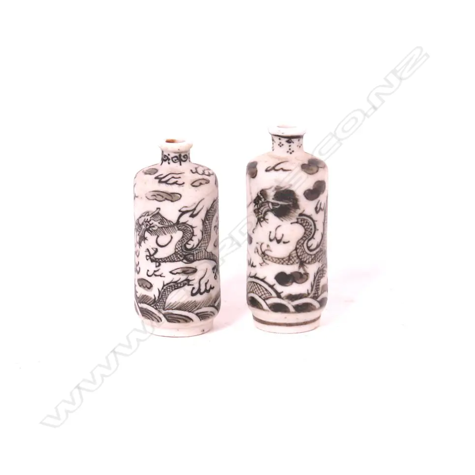 A pair of Chinese snuff bottles Image 1++