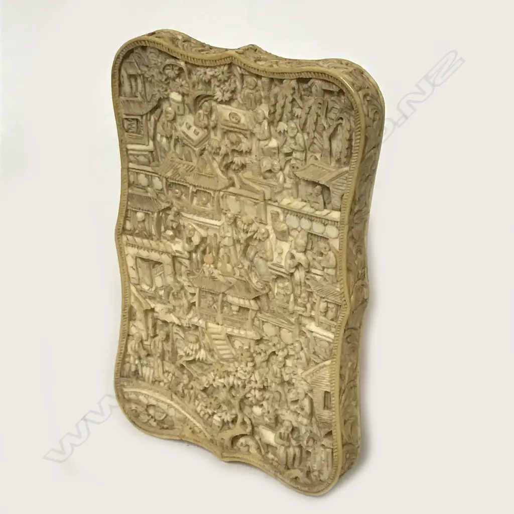A 19thC finely carved ivory Chinese card case Image 1++