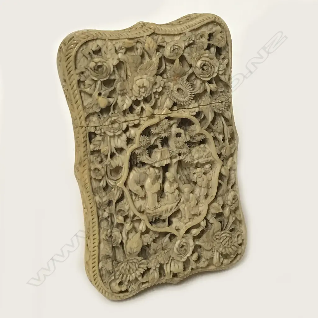 A 19thC finely carved ivory Chinese card case Image 1++