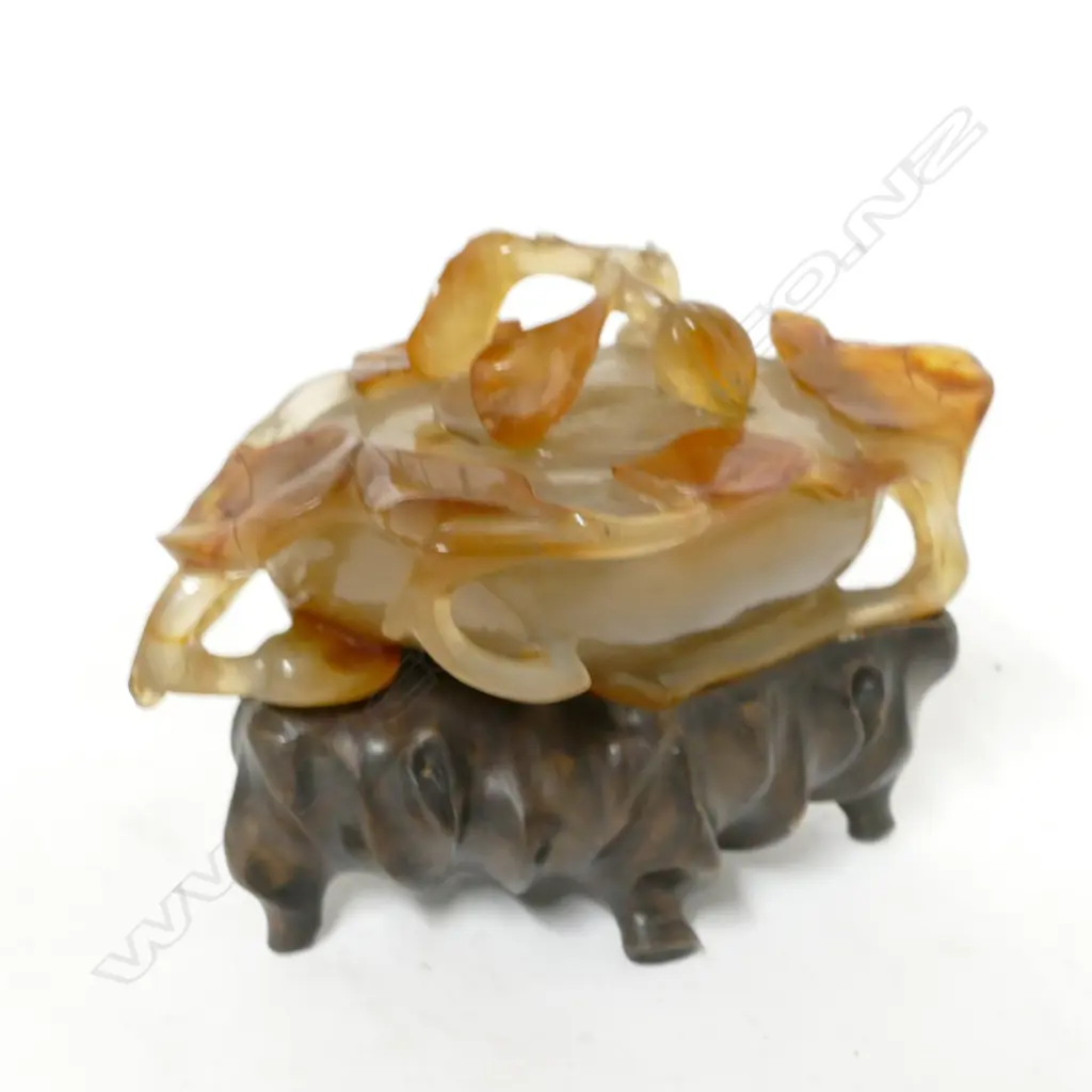 A Chinese agate carved box Image 1++