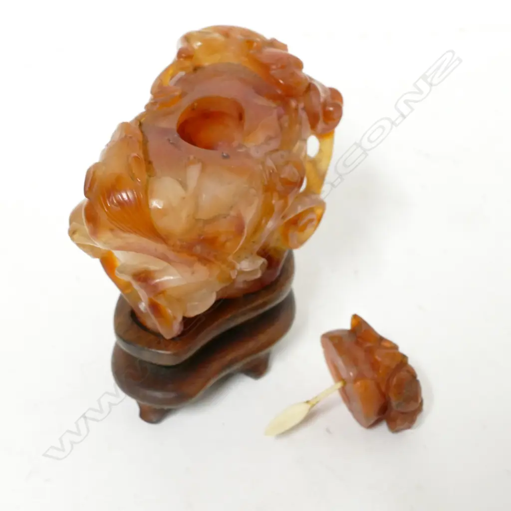 An old Chinese agate snuff bottle Image 1++